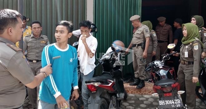 Satpol pp berhasil menjaring  59 orang pelajaryang bolos sekolah dan lebih memilih bermain game di warnet.