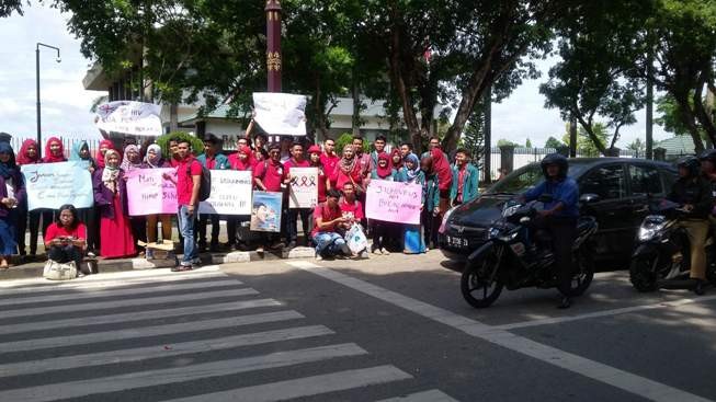 Puluhan Mahasiswa dari berbagai perguruan tinggi di Kota Jambi, seperti IAIN, UNJA, Stikes HI dan Yayasan Kanti Sehati Sejati Jambi yang mengatas nama kan diri dari Aliansi Pemuda Peduli orang dengan Hiv AIDS ( ODHA),  menggelar aksi damai di Simpang BI Jambi menyambut hari AIDS sedunia Selasa (1/12).