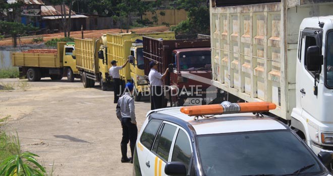 Dinas Perhubungan Kota Jambi, menggelar Razia terhadap truck-truk angkutan barang yang melintas dikawasan Jalan lingkar Selatan Rabu (2/12).