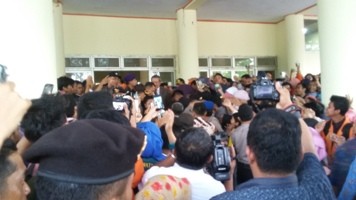 SBY saat dikerumuni mahasiswa yang ingin bersalaman di Balairung Universitas Jambi usai memberikan kuliah umum