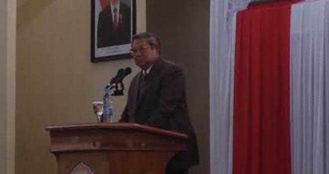 Susilo Bambang Yudhoyono saat memberikan Orasi Ilmiah kepada para mahasiswa Universitas Jambi.