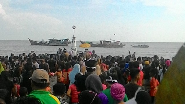 Ritual Mandi Safar di pantai Babussalam Desa Air Hitam Laut Kecamatan Sadu, Tanjab Timur Rabu (3/12)