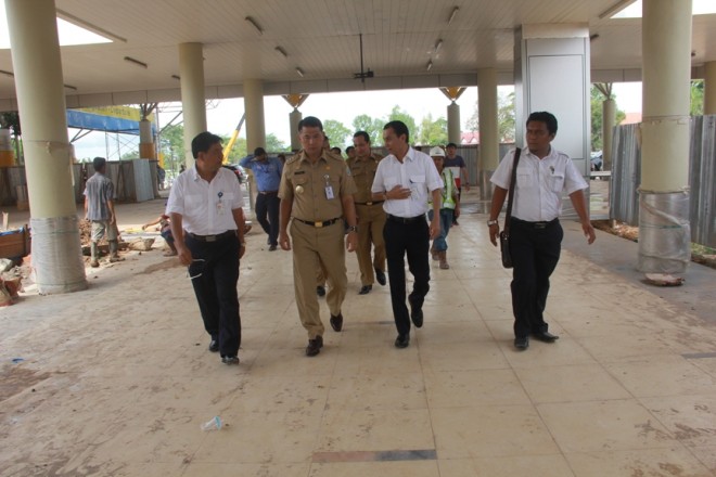 Walikota Jambi SY Fasha meninjau pembangunan bandara STS Jambi