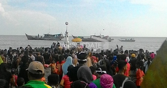 Ribuan warga tumpah ruah di pantai Babussalam Desa Air Hitam Laut memperingati kegiatan mandi Safar.