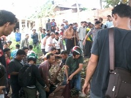 Tersangka Supriadi saat diamankan warga di Danau Sipin