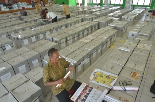 Petugas dari KPU Kota Jambi melakukan penyortiran dan pengepakan logistik untuk Pilgub Jambi. Bawaslu menduga, surat suara untuk Pilgub tak sesuai spesifikasi yang telah ditentukan.