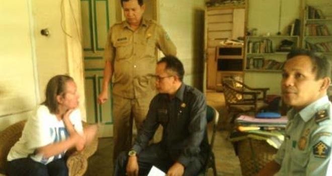 Petugas Imigrasi saat menyambangi kediaman Debi Debora di Sungai Penuh