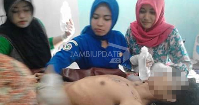 Edison (32) warga RT 03 Desa Tebing Tinggi, Kecamatan Maro Sebo Ulu ditemukan tewas mengenaskan dengan sejumlah lubang bekas tembakan di punggung dan dada