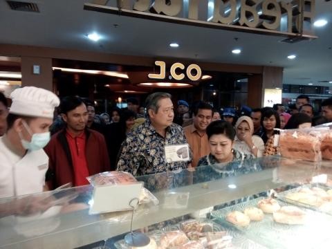 SBY dan Ibu ani saat membel roti dan menyapa warga Jambi di WTC Jambi 