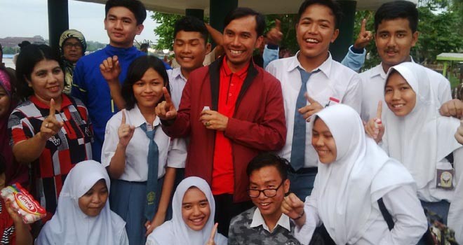 Sejumlah pelajar berfoto selfi bersama Calon Wakil Gubernur Edi Purwanto di Gentala Arasy.