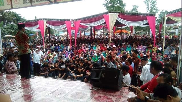 Cawagub Jambi yang juga Ketua DPD PDIP Provinsi Jambi Edi Purwanto saat berorasi di acara kampanye akrab Dilla-Gatot di Tanjab Timur