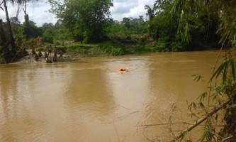 Susana saat pencarian Antoni, pekerja PETI yang tenggelam 