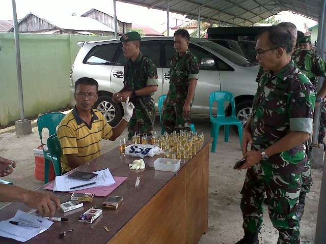 Seluruh anggota Komando Distrik Militer 0419/Tanjab menggelar test urine Sabtu (5/12).