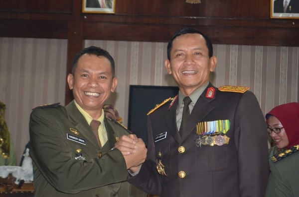 Danrem Gapu Jambi Kol Inf Makmur dan Kapolda Jambi Brigjend Pol Lutfi Lubihanto