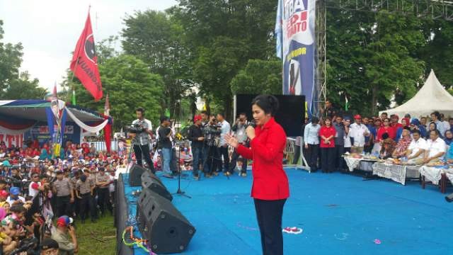 Puti saat menyampaikan orasi politiknya di kampanye akbar HBA - EP