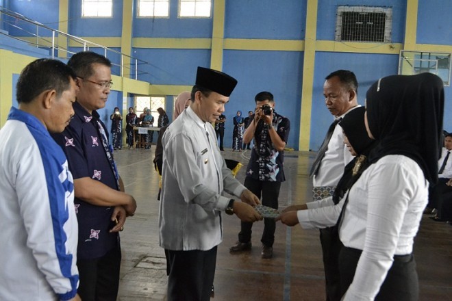 Bupati Kerinci Adi Rozal di dampingi Kepala BKD Kerinci Syahril Hayadi saat penyerahan SK pengangkatan CPNS Honorer K2 belum lama ini di Kerinci