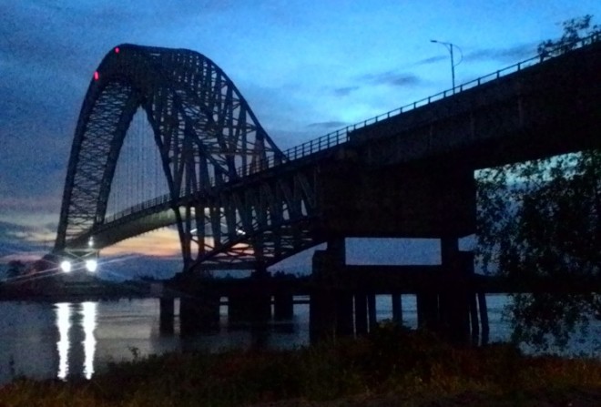 Sangat disayangkan, jembatan Muara Sabak terlihat gelap pada malam hari karena ketiadaan lampu penerangan jalan