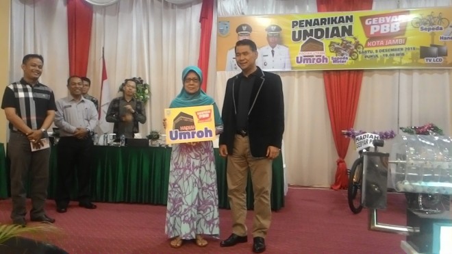 Walikota Jambi H. Syarif Fasha usai menyerahkan hadiah umroh secara simbolis kepada Hj. Masni isteri almarhum Drs. Muslim ibu dari Camat Pasar Mustari Sabtu malam (5/12)