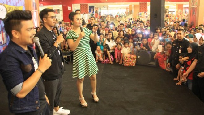 Ricky Harun saat menghibur pengunjung Jamtoz