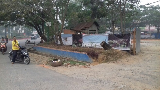 Terminal truk di Kota Muara Bungo yang kini beralif fungsi jadi taman kota. Namun sayangnya, truk masih saja bongkar muat barang di tempat ini