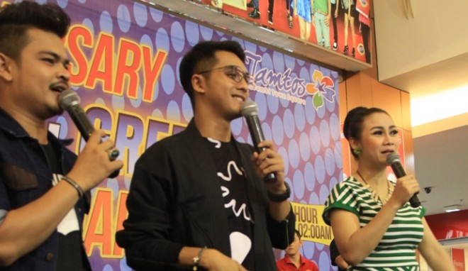 Ricky Harun saat menghibur pengunjung Jamtoz