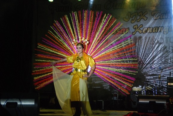 Salah satu model yang tampil dalam acara HUT OJK ke 4 di Jambi