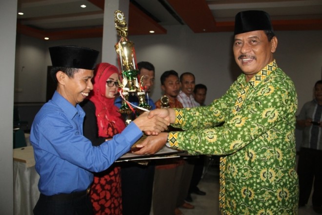 Kanwil Kemenag Provinsi Jambi, Drs. HM. Thahir, MHI menyerahkan piala kepada Kemenag berprestasi