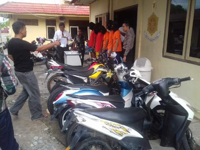 Tersangka dan barang bukti saat diamankan di Mapolres Bungo