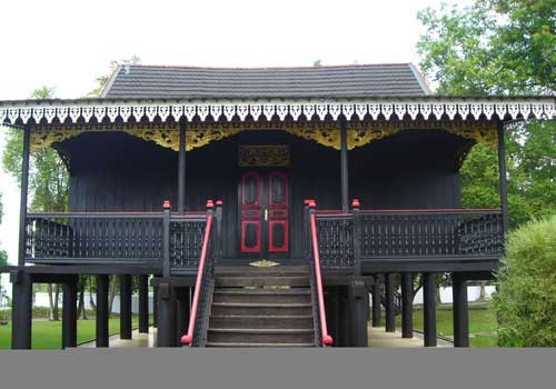 Miniatur  Rumah Adat kajang Lako yang berada di Kawasan Kantor Gubernur Telanaipura