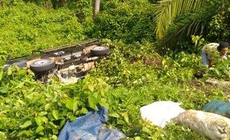 Mobil pengangkut karet yang masuk ke jurang di Pemayung, Kecamatan Batanghari, Senin (7/12)