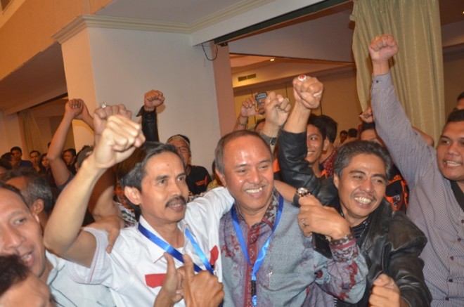 AS Budianto dan Indra Armendaris saling berangkulan usai pemilihan Ketua KONI Provinsi Jambi