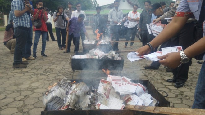 Pemusnahan surat suara rusak di KPU Provinsi Jambi Senin (7/12)