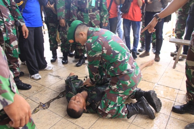  Simulasi penanggulangan bencana dan evakuasi korban banjir