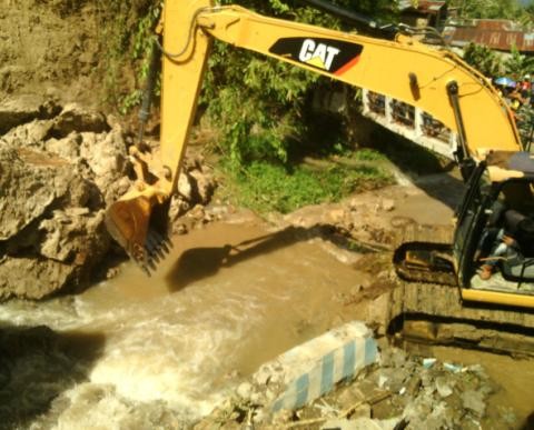 Alat berat masih membersihkan material longsor di Sungai Penuh (7/12)