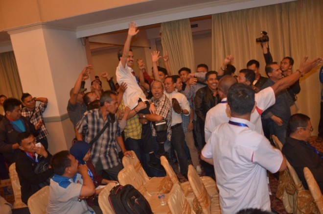 Indra Armendaris digendong masa pendukungnya setelah terpilih sebagai Ketua KONI Provinsi Jambi Senin malam (7/12) di Novita Hotel Jambi