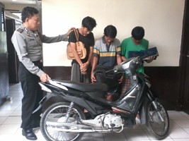 Ketiga tersangka dan barang bukti yang diamankan di Mapolsek Pasar