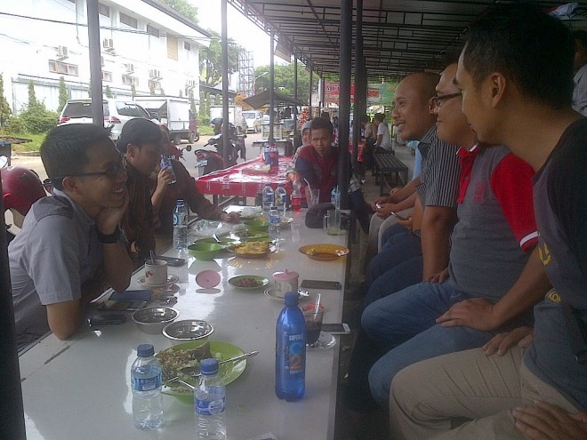 Edi Purwanto nongkrong dengan wartawan di samping BI Jambi