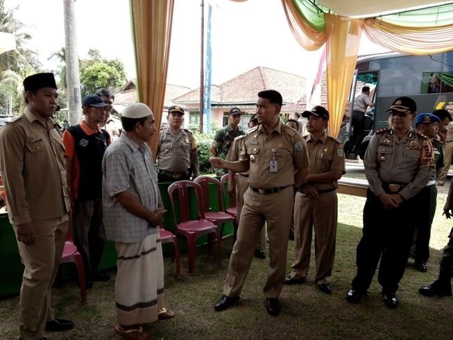 Wako Jambi SY Fasha bersama Kapolresta AKBP Bernard Sibarani memantau kesiapan TPS untuk menghadapi Pilkada serentak 9 Desember mendatang, Selasa (8/12)