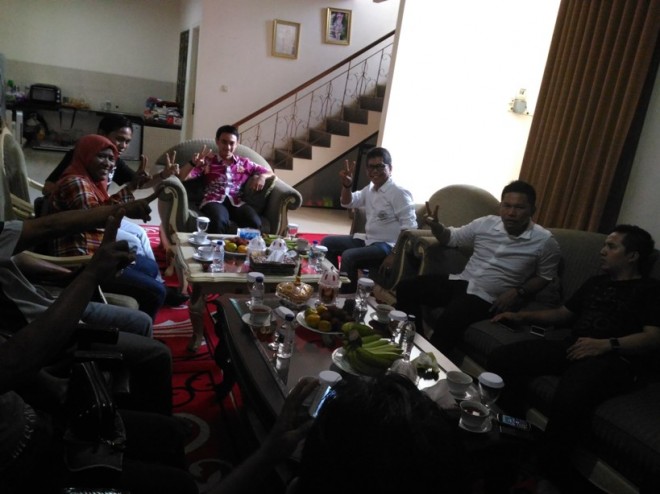 Panglima Anjali Adri SH bersama Asari Syafii saat bertemu dengan Zumi Zola dan menyatakan dukungan terhadap calon nomor urut dua tersebut Selasa (8/12)