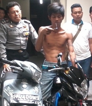 Tersangka Sutrisno dan barang bukti di Mapolsek Pasar Jambi