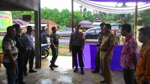 Bupati Tanjabtim Ambo Tang memantau persiapan di TPS