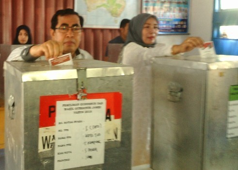 AJB saat mencoblos di kampung halamannya