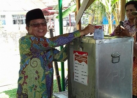 Fachrori Umar menyalurkan hak pilihnya di Bungo Rabu (9/12)