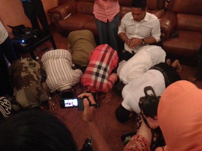Sujud syukur di posko pemenangan Zumi Zola-Fachrori Umar