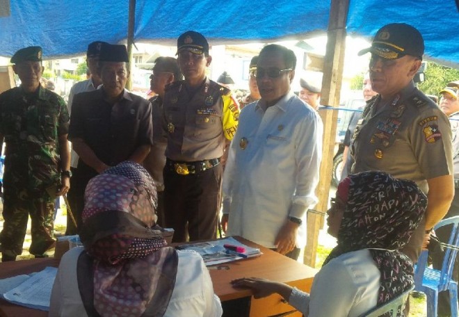 Rombongan Forkopimda meninjau salah satu TPS di Kota Jambi Rabu (9/12)