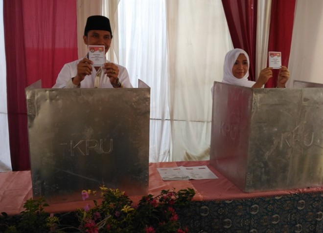 Edi Purwanto mencoblos di TPS 39 Tehok bersama istri tercinta Ari Puspita Rini Rabu (9/12).