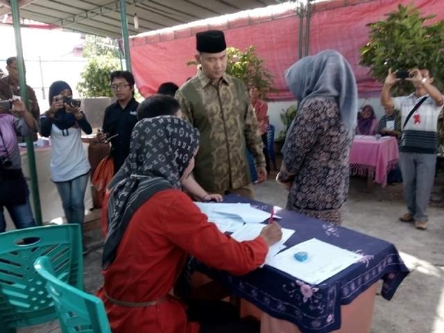 Walikota Jambi SY Fasha bersama istri Yuliana usai menyalurkan hak pilih di TPS 7, rt.11 Kelurahan Seungai Putri, Kecamatan Telanai Pura Kota Jambi.