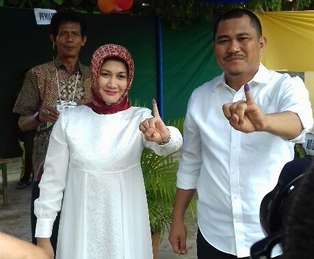 Hamas bersama istri usai menyalurkan hak pilih