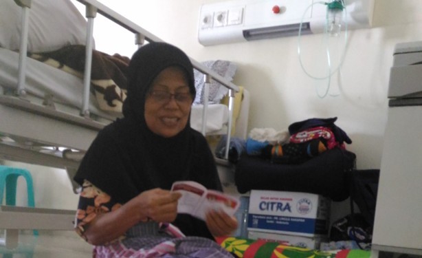 Salah seorang pasien di RS ikut menyalurkan hak pilih