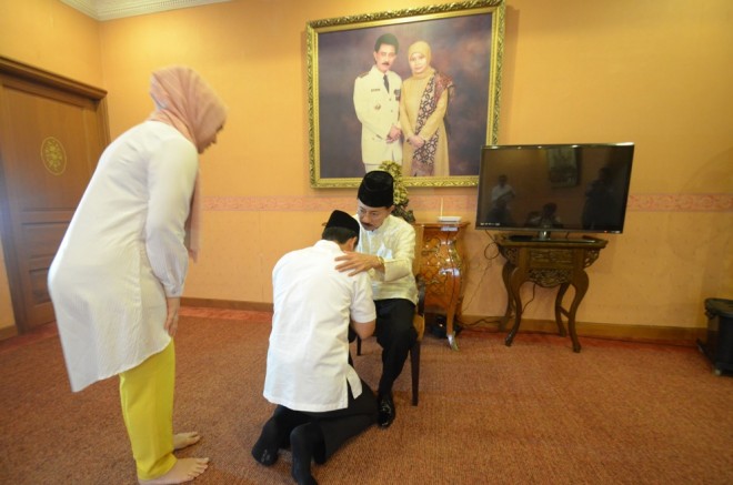 Zum Zola sungkem ke ZN sebelum mencoblos